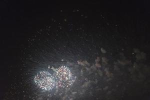 fuochi d'artificio nel cielo notturno in vacanza. foto