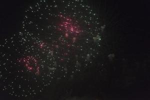 fuochi d'artificio nel cielo notturno in vacanza. foto