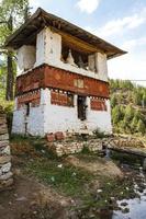 Torre con pagode e chorten accanto alle rovine del monastero drukgyel dzong a paro, bhutan occidentale, asia foto