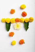 design rangoli di fiori di calendula per il festival di diwali, decorazione floreale del festival indiano foto