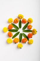 design rangoli di fiori di calendula per il festival di diwali, decorazione floreale del festival indiano foto