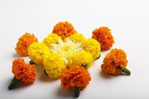 design rangoli di fiori di calendula per il festival di diwali, decorazione floreale del festival indiano foto