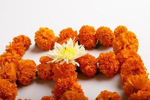 design rangoli di fiori di calendula con lampade a olio per il festival di diwali. foto