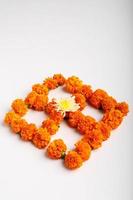 design rangoli di fiori di calendula con lampade a olio per il festival di diwali. foto