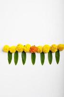 design rangoli di fiori di calendula per il festival di diwali, decorazione floreale del festival indiano foto