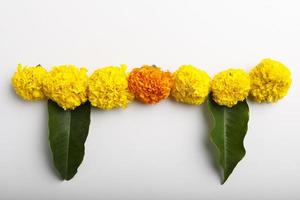 design rangoli di fiori di calendula per il festival di diwali, decorazione floreale del festival indiano foto