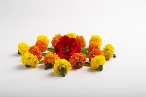 design rangoli di fiori di calendula per il festival di diwali, decorazione floreale del festival indiano foto