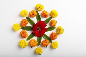 design rangoli di fiori di calendula per il festival di diwali, decorazione floreale del festival indiano foto