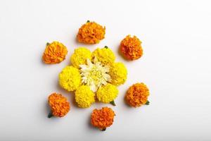 design rangoli di fiori di calendula per il festival di diwali, decorazione floreale del festival indiano foto