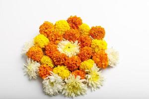 design rangoli di fiori di calendula per il festival di diwali, decorazione floreale del festival indiano foto