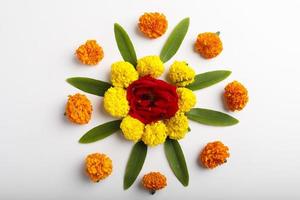 design rangoli di fiori di calendula per il festival di diwali, decorazione floreale del festival indiano foto