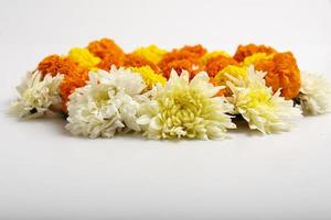 design rangoli di fiori di calendula per il festival di diwali, decorazione floreale del festival indiano foto