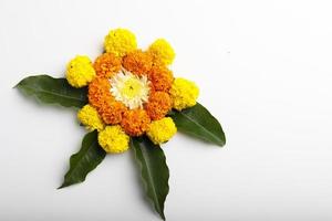 design rangoli di fiori di calendula per il festival di diwali, decorazione floreale del festival indiano foto