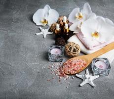 concetto di spa con orchidee bianche foto