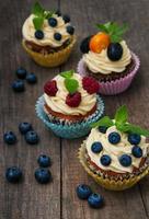 cupcakes con frutti di bosco freschi foto