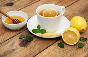tazza di tè con limone e zenzero foto