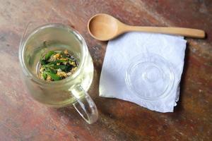 tè ai fiori in barattolo di vetro con foglia di cannabis per bere un aroma sano foto