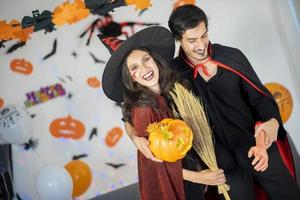 coppia felice di amore in costumi e trucco per una celebrazione di halloween foto