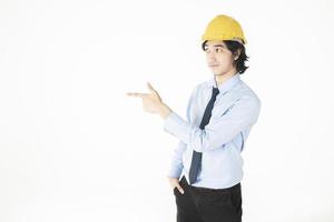 uomo di ingegneria che indossa il casco giallo su bianco foto