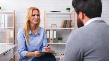 psicologia e professionale aiuto. allegro vita allenatore parlando con paziente nel ufficio, gratuito spazio foto