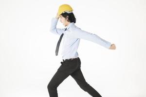 uomo di ingegneria che indossa il casco giallo su bianco foto