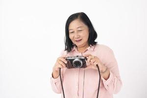 donna anziana asiatica su sfondo bianco, concetto di viaggio foto