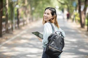 felice giovane studente universitario asiatico. foto