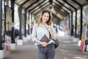 felice giovane studente universitario asiatico. foto