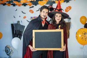 coppia felice di amore in costumi e trucco per una celebrazione di halloween foto