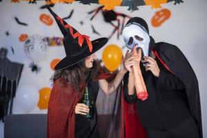 coppia felice di amore in costumi e trucco per una celebrazione di halloween foto