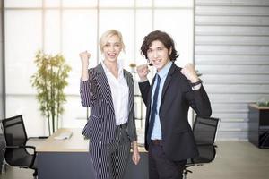 gli uomini d'affari sono contenti del successo aziendale in ufficio