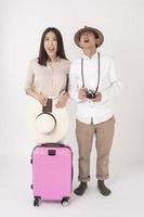 i turisti delle coppie asiatiche stanno godendo su fondo bianco foto