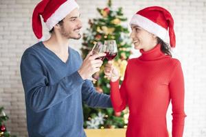 le coppie caucasiche attraenti dell'amore stanno celebrando il natale in casa foto