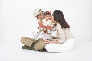 felice famiglia asiatica su sfondo bianco foto