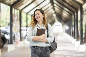 felice giovane studente universitario asiatico. foto