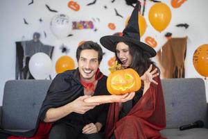 coppia felice di amore in costumi e trucco per una celebrazione di halloween foto