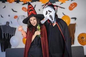 coppia felice di amore in costumi e trucco per una celebrazione di halloween foto