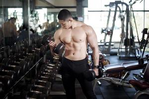 un uomo di fitness si allena in palestra foto