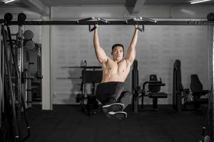 bodybuilder uomo fitness muscolare è allenamento in palestra foto