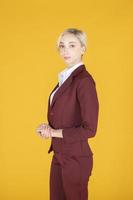 ritratto di fiducia donna d'affari caucasica su sfondo giallo foto