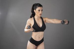 bella donna body builder fitness in studio foto