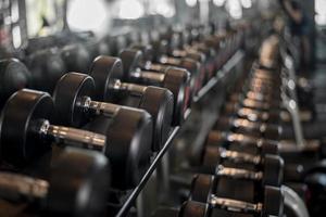 fila di manubri in palestra foto