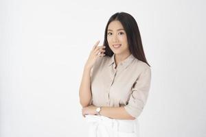attraente donna asiatica ritratto su sfondo bianco foto