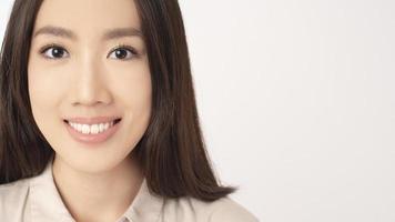 primo piano di donna asiatica con bei denti su sfondo bianco foto