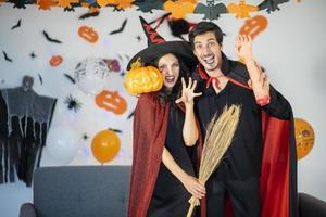 coppia felice di amore in costumi e trucco per una celebrazione di halloween foto