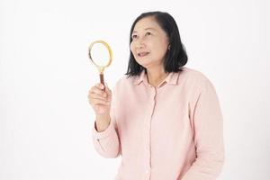 donna anziana asiatica su sfondo bianco