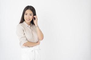 attraente donna asiatica ritratto su sfondo bianco foto