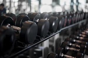 fila di manubri in palestra foto