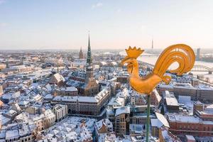 vista panoramica aerea della città vecchia di riga durante la bella giornata invernale in lettonia. temperatura di congelamento in lettonia. riga bianca. foto