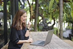 la donna d'affari asiatica è felice del suo lavoro foto